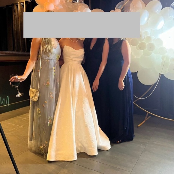 Lea-Ann Belter Wedding Dress with Veil - Picture 3 of 5